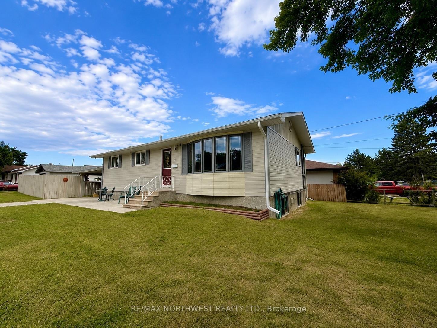 Photo 3 of 1 Kirkpatrick Avenue, Kenora, Donkirk Heights — HOMEH