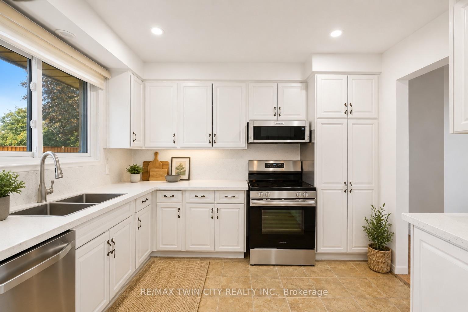 Photo 10 of 58 Tupper Crescent, Kitchener, Grand River North — HOMEH