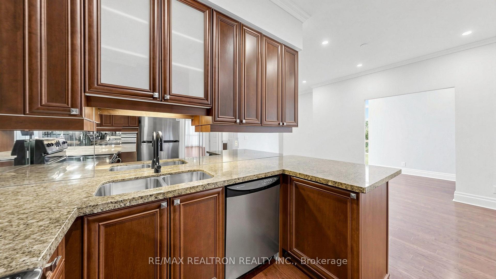 Photo 6 of Unit 116C, 39 Upper Duke Crescent, Markham, Unionville — HOMEH