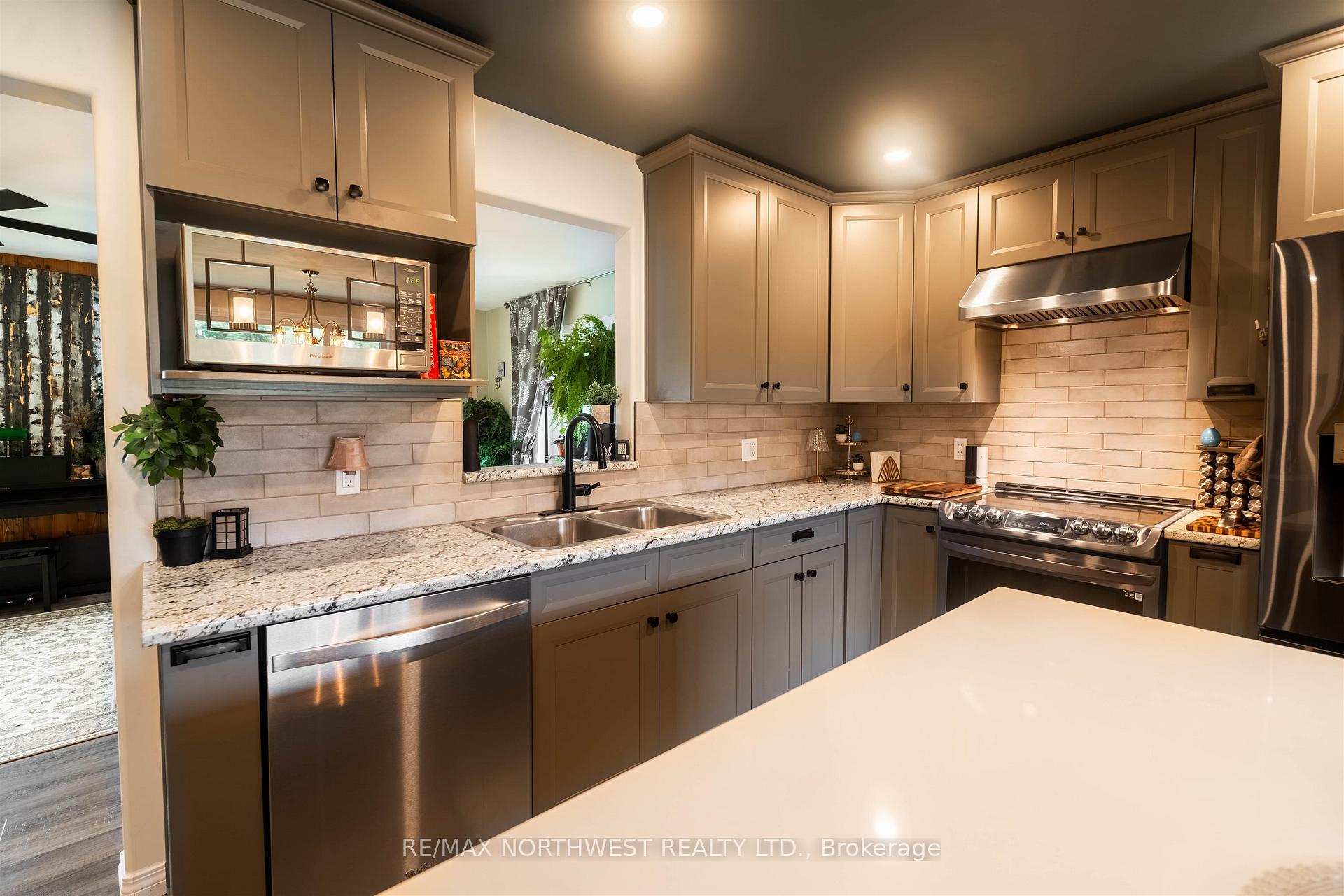 Photo 16 of 25 Park Avenue, Kenora, Evergreen — HOMEH