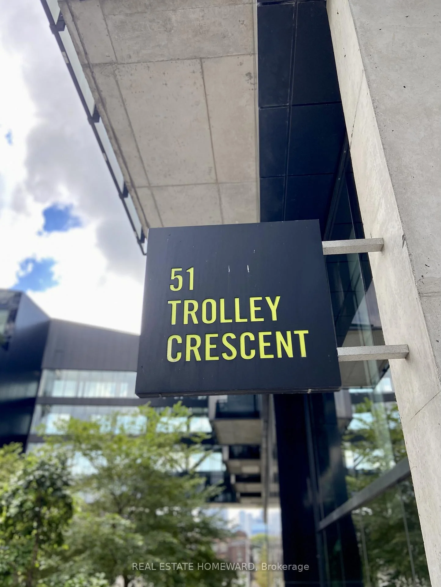 Photo 3 of Unit 817, 51 Trolley Crescent, Toronto, Waterfront Communities — HOMEH