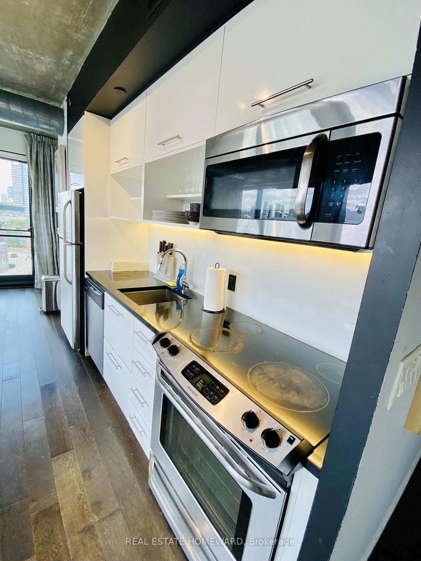 Photo 16 of Unit 817, 51 Trolley Crescent, Toronto, Waterfront Communities — HOMEH