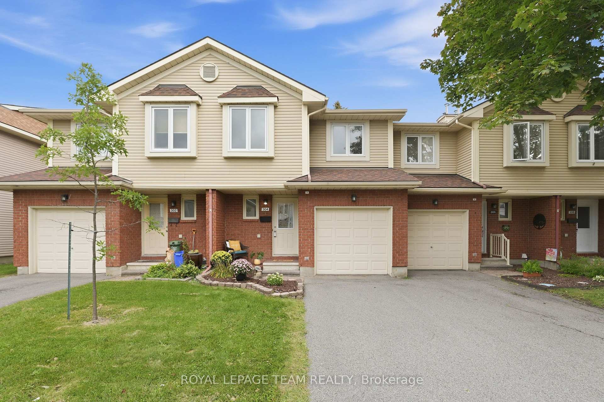 Photo 2 of 304 Valade Crescent, Ottawa, Fallingbrook/Pineridge — HOMEH