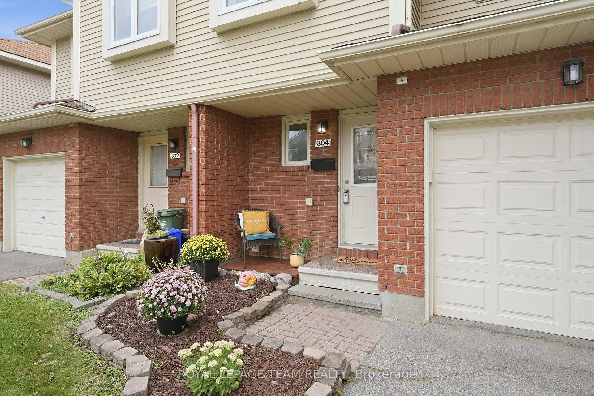 Photo 3 of 304 Valade Crescent, Ottawa, Fallingbrook/Pineridge — HOMEH