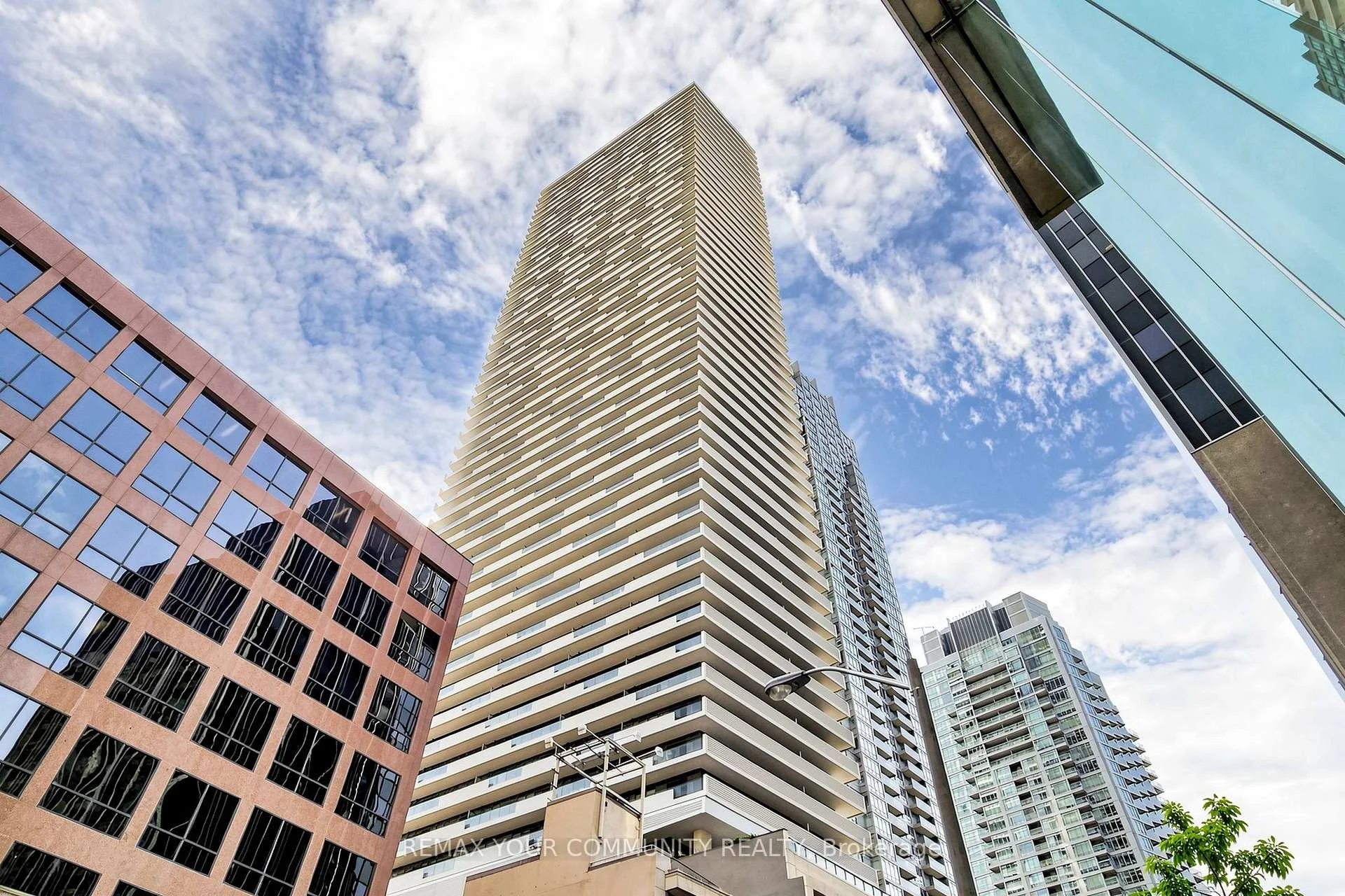 Photo 2 of Unit 2709, 2221 Yonge Street, Toronto, Mount Pleasant West — HOMEH