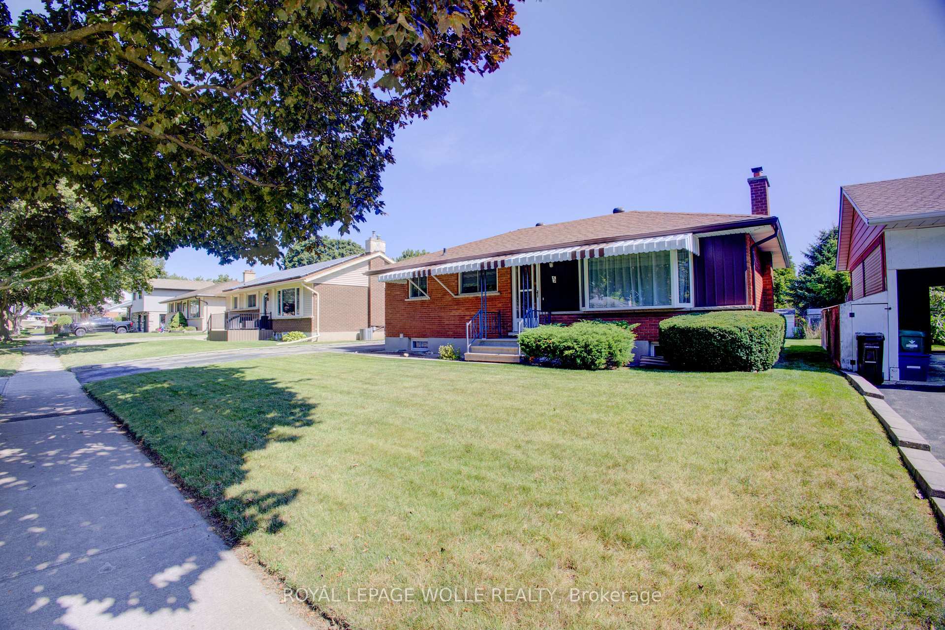 Photo 2 of 52 Queenston Crescent, Kitchener, Grand River North — HOMEH