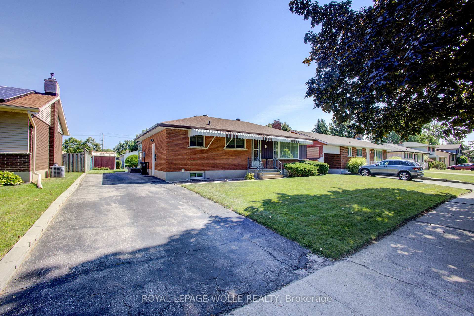 Photo 3 of 52 Queenston Crescent, Kitchener, Grand River North — HOMEH