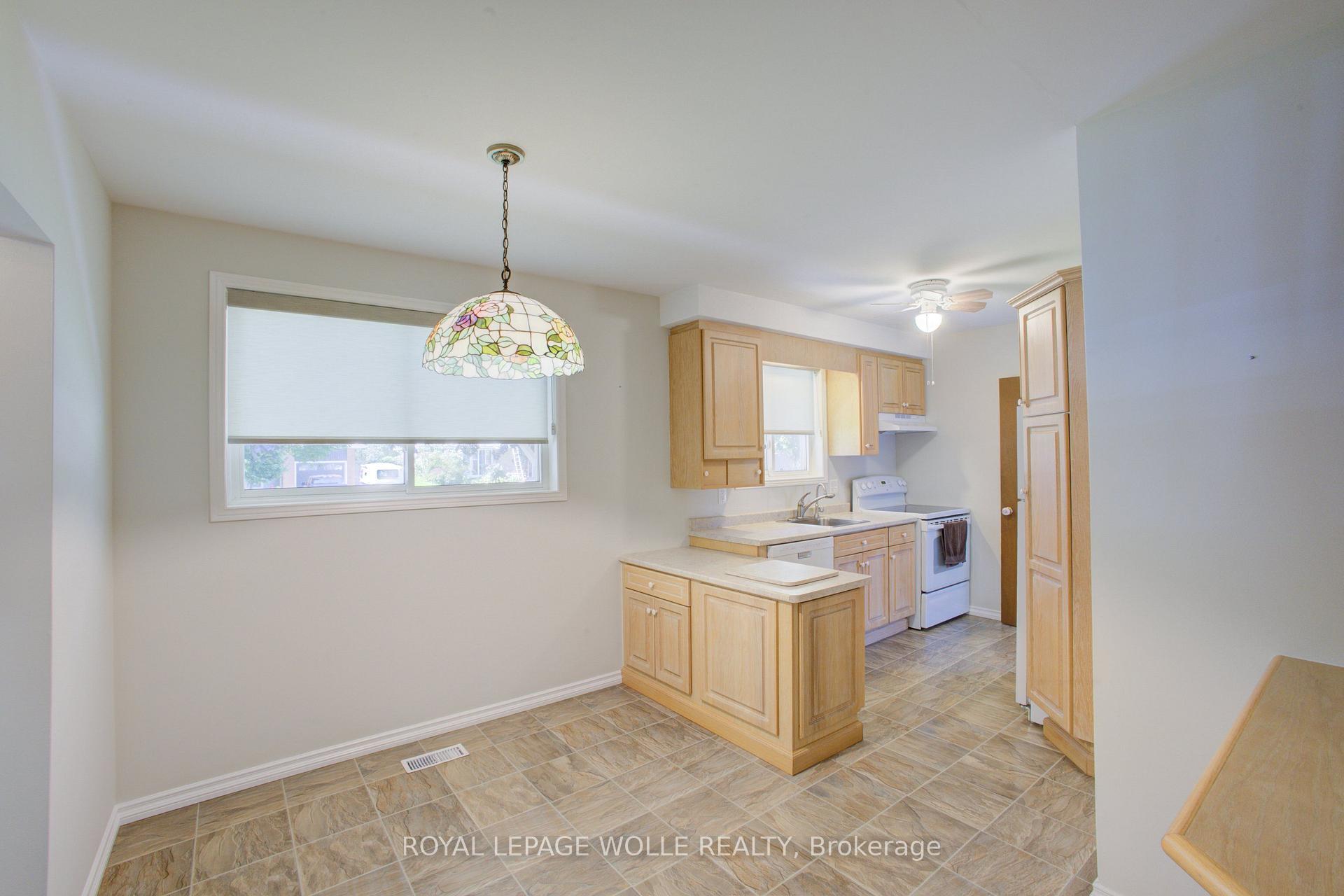 Photo 11 of 52 Queenston Crescent, Kitchener, Grand River North — HOMEH