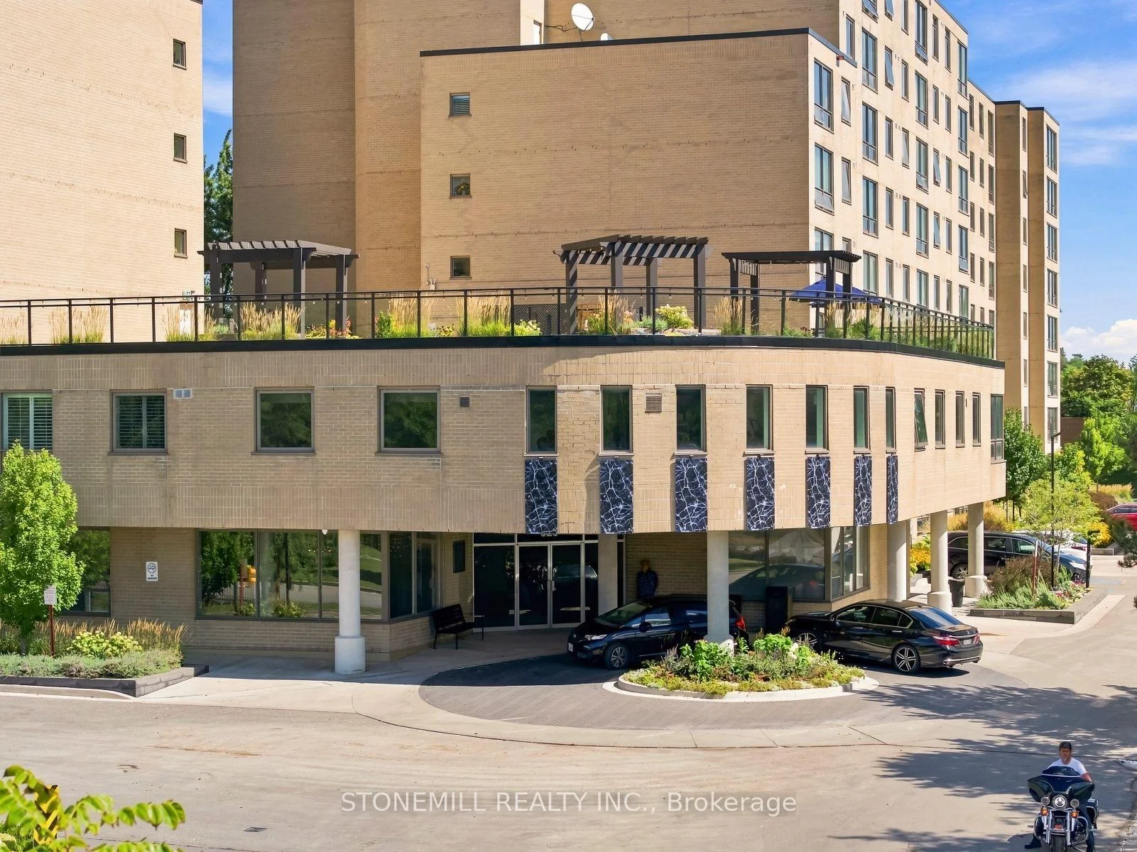 Front of Unit 814, 326 Major Mackenzie Drive E