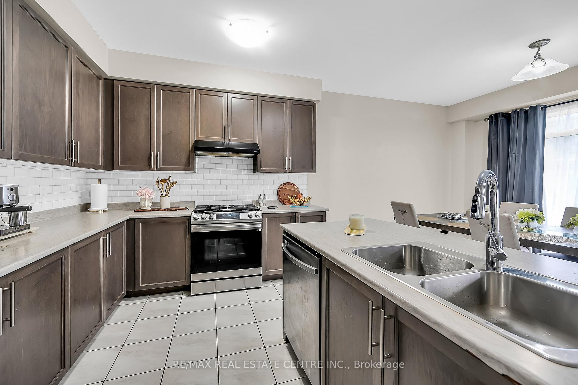 Photo 21 of 198 Whithorn Crescent, Haldimand — HOMEH