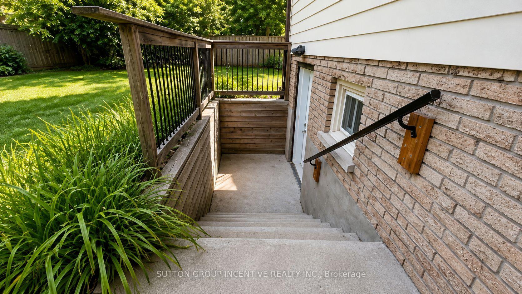 Photo 2 of 35 Davies Crescent, Barrie, Grove East — HOMEH