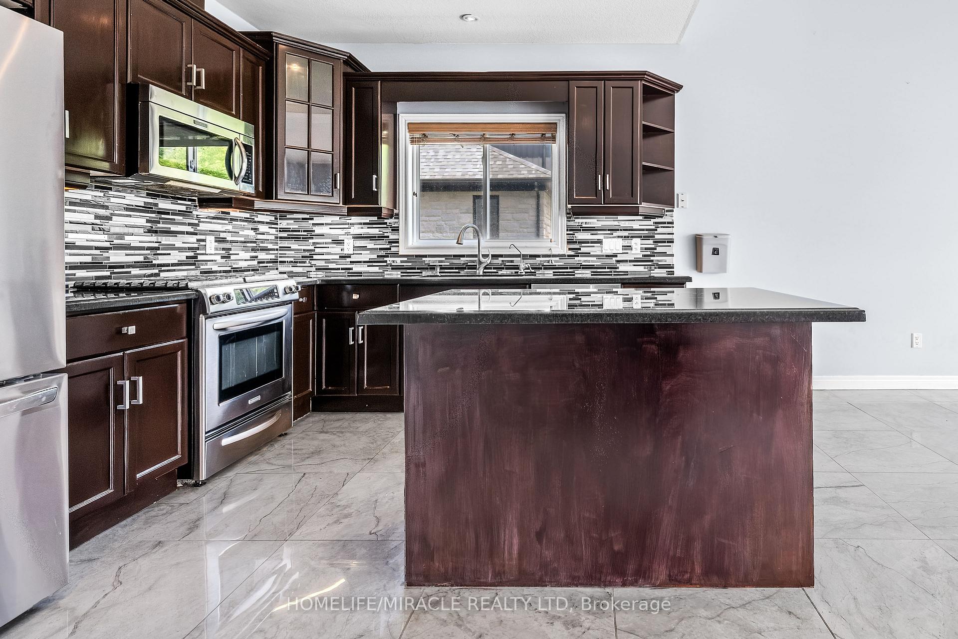 Photo 17 of 4 Clairfields Drive W, Guelph, Clairfields/Hanlon Business Park — HOMEH