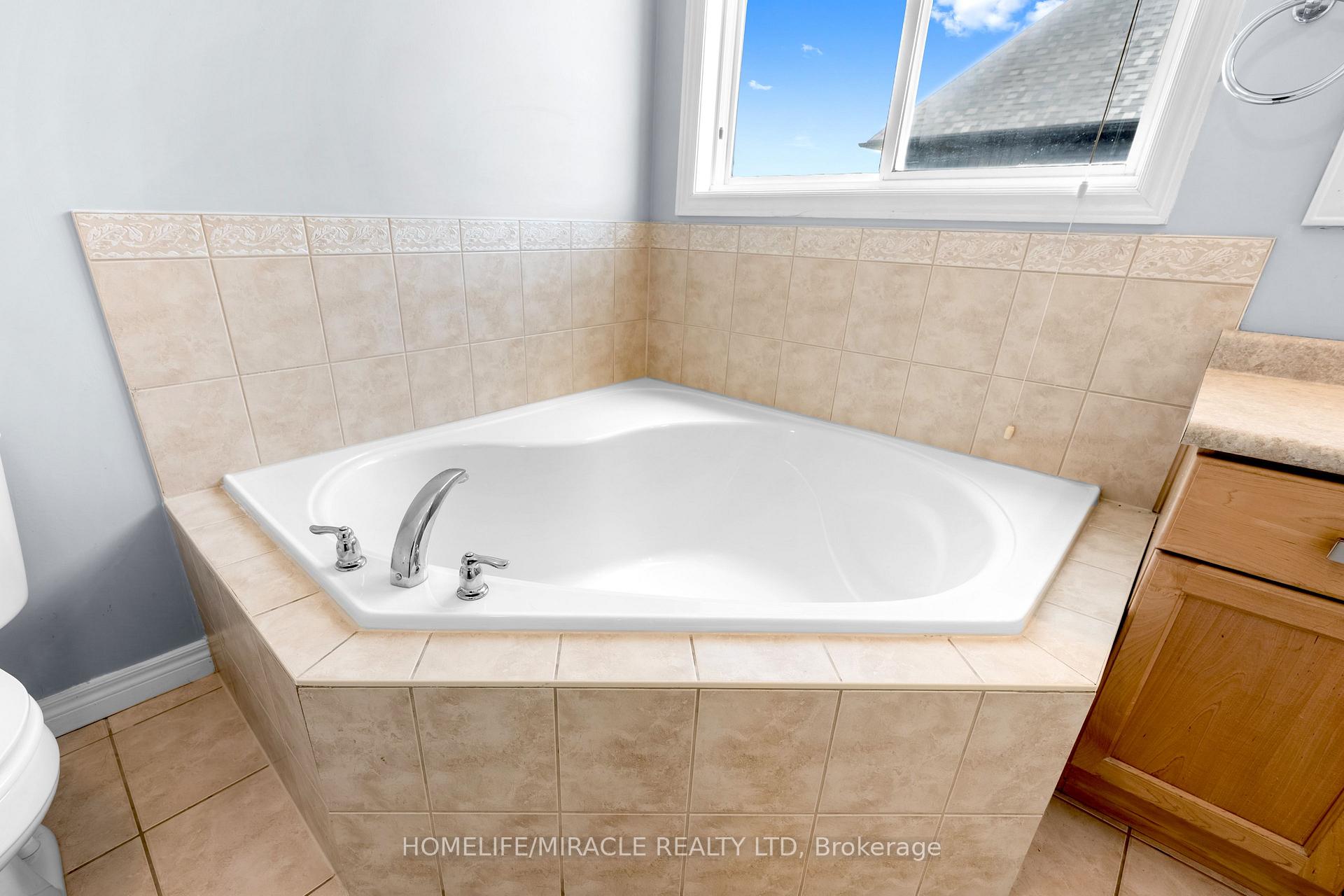 Photo 35 of 4 Clairfields Drive W, Guelph, Clairfields/Hanlon Business Park — HOMEH