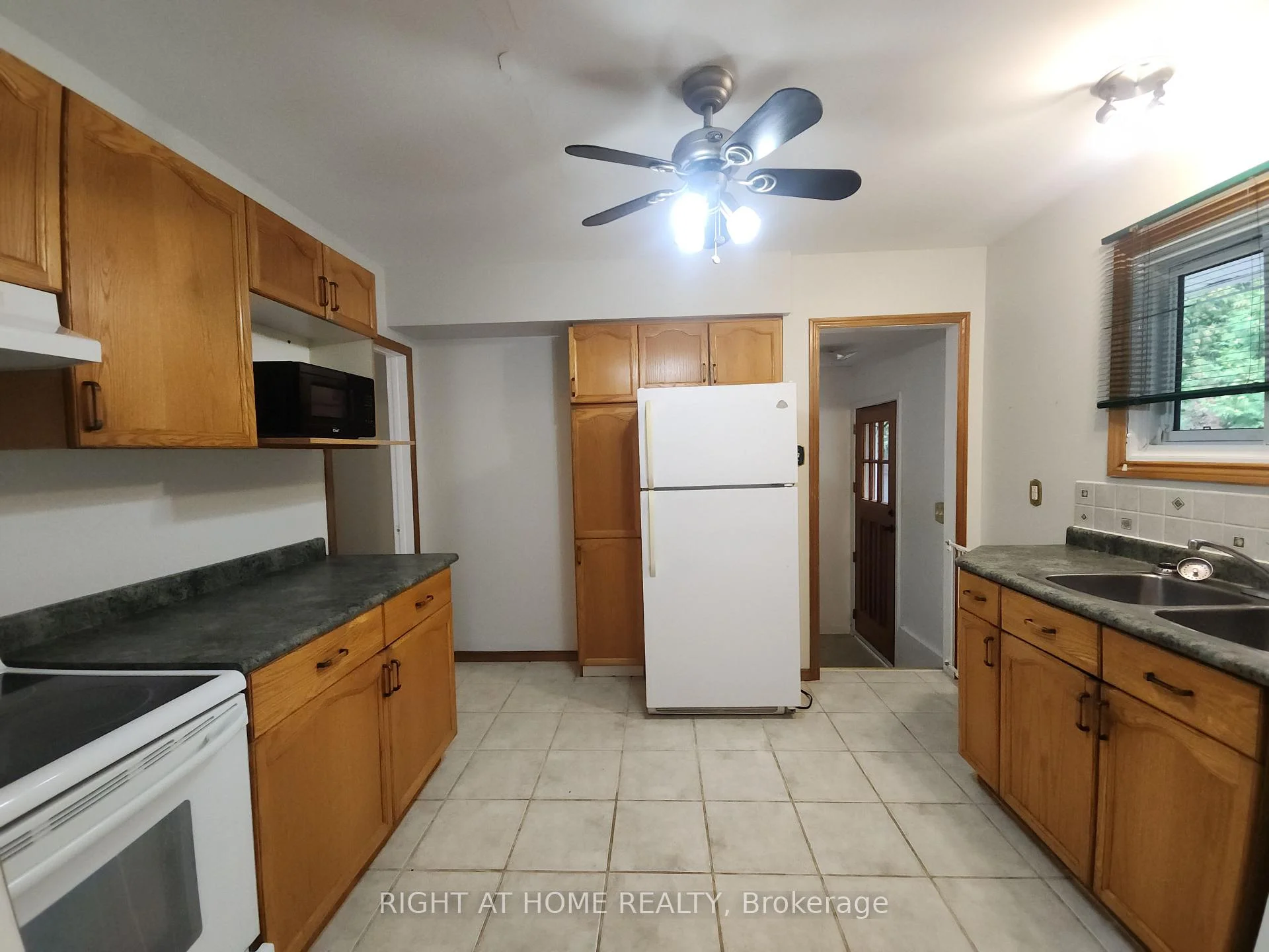 Photo 17 of 1023 Carson Road, Springwater, Midhurst — HOMEH