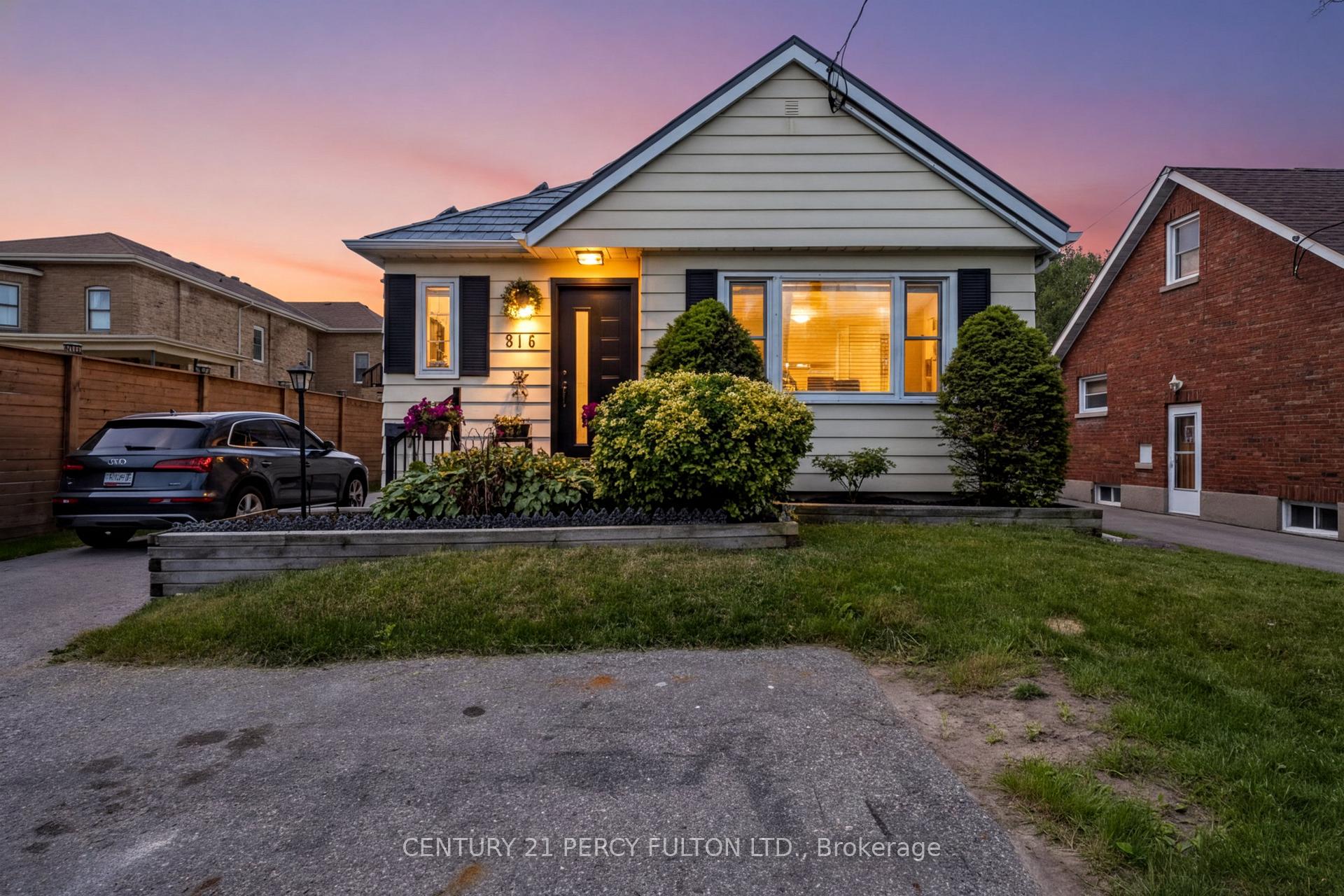 Photo 2 of 816 Simcoe Street N, Oshawa, Centennial — HOMEH