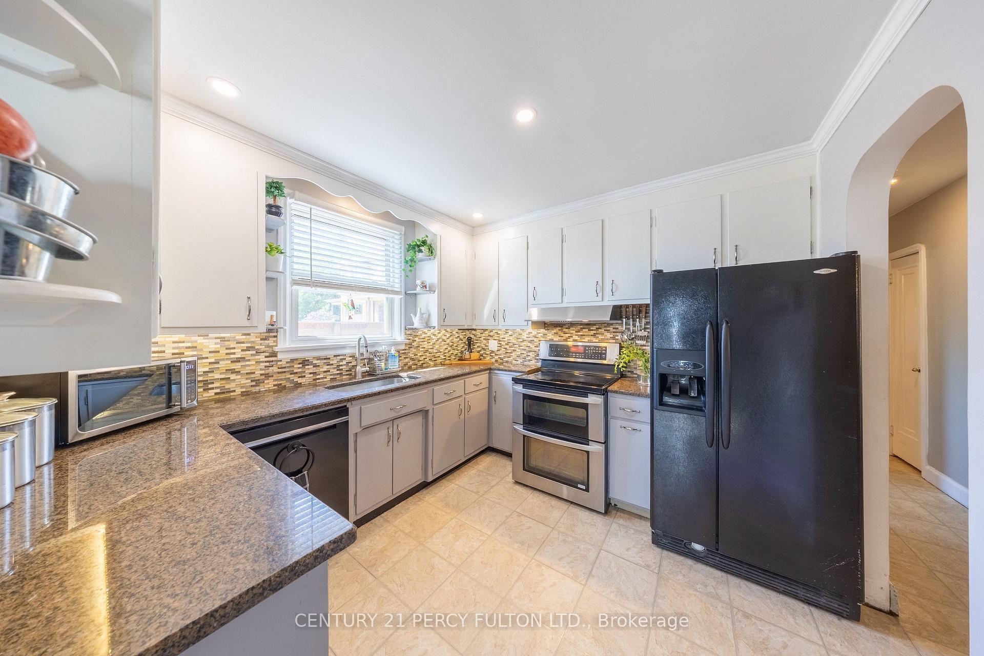 Photo 5 of 816 Simcoe Street N, Oshawa, Centennial — HOMEH