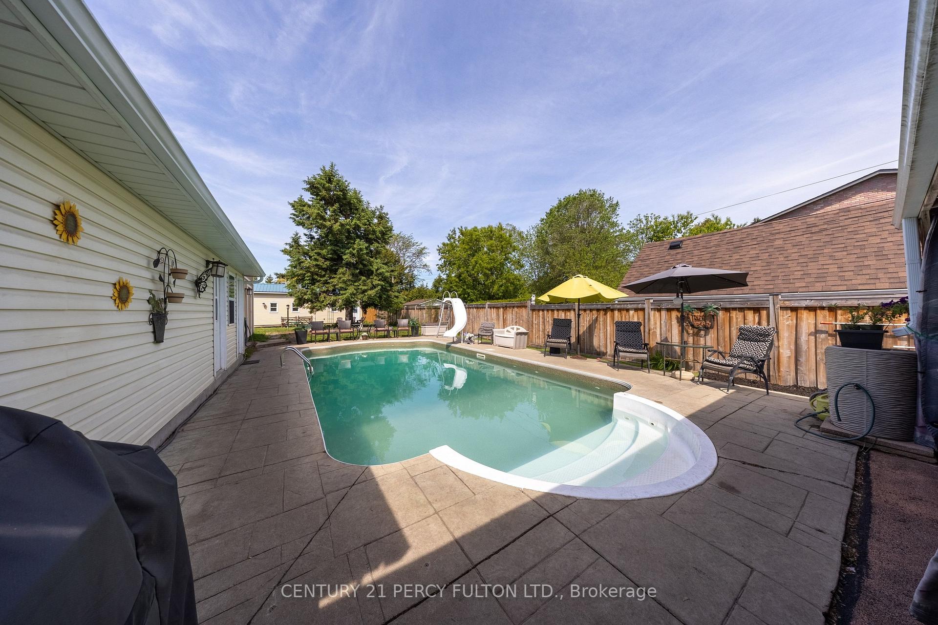 Photo 20 of 816 Simcoe Street N, Oshawa, Centennial — HOMEH