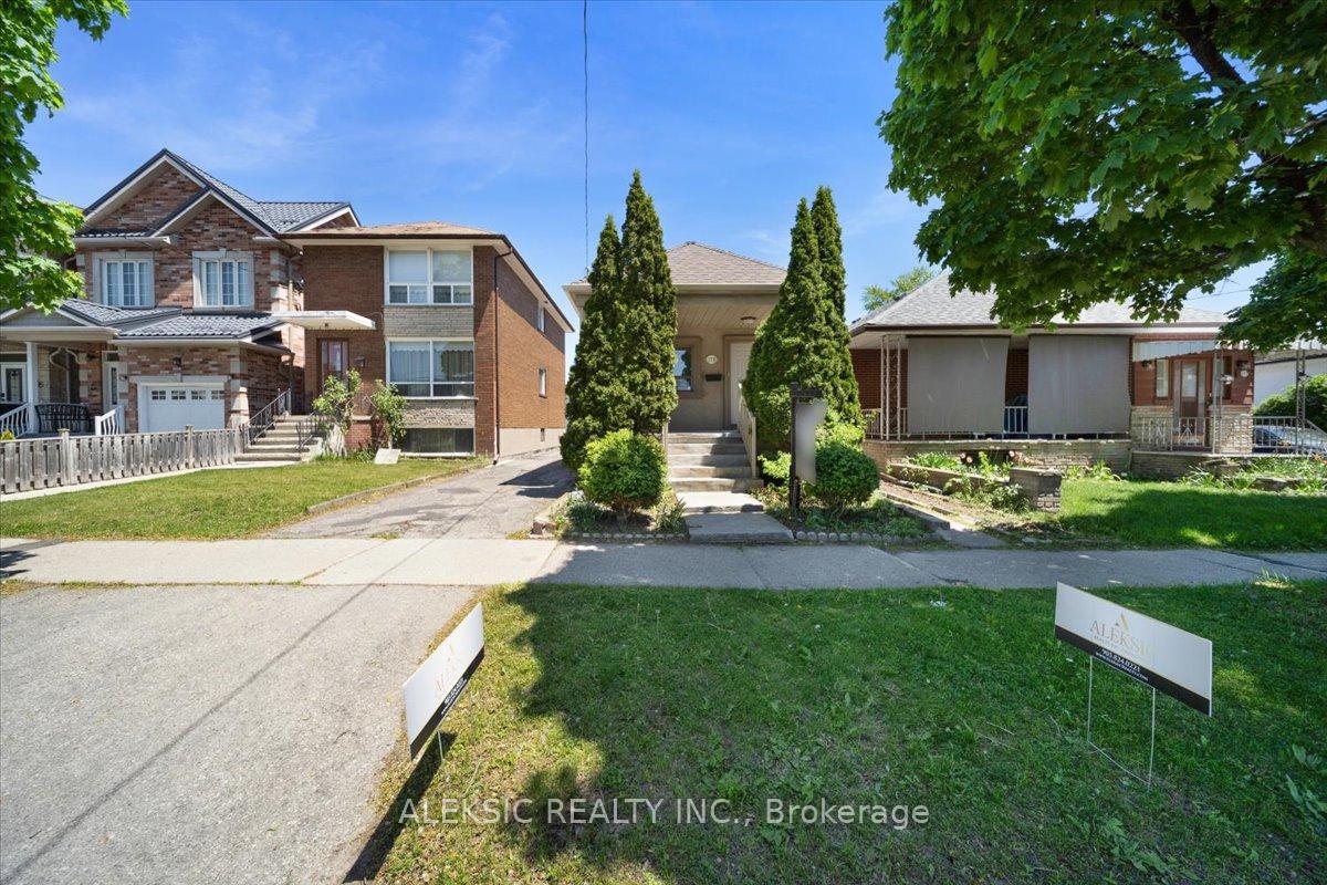 Photo 3 of 179 Thirtieth Street, Etobicoke, Alderwood — HOMEH