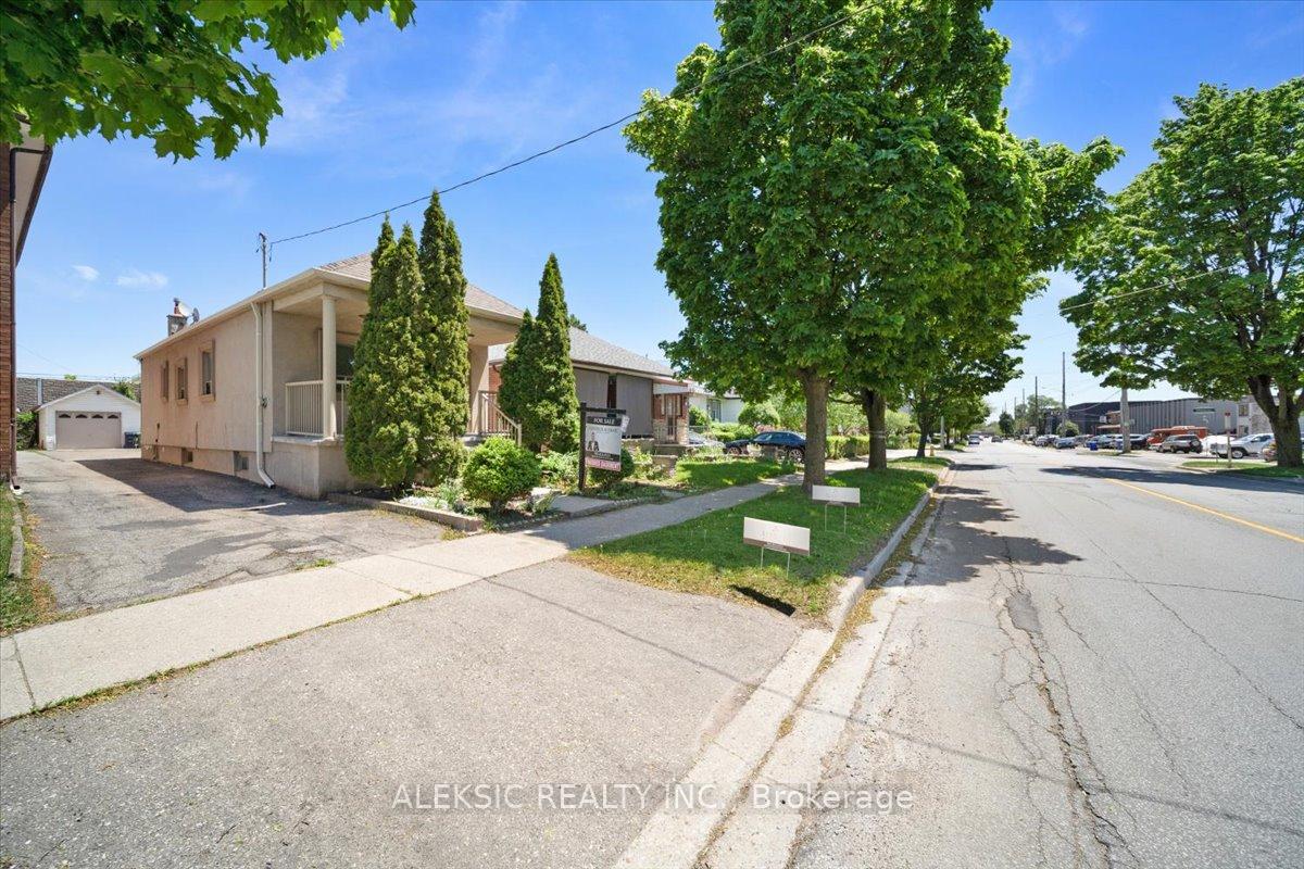 Photo 4 of 179 Thirtieth Street, Etobicoke, Alderwood — HOMEH