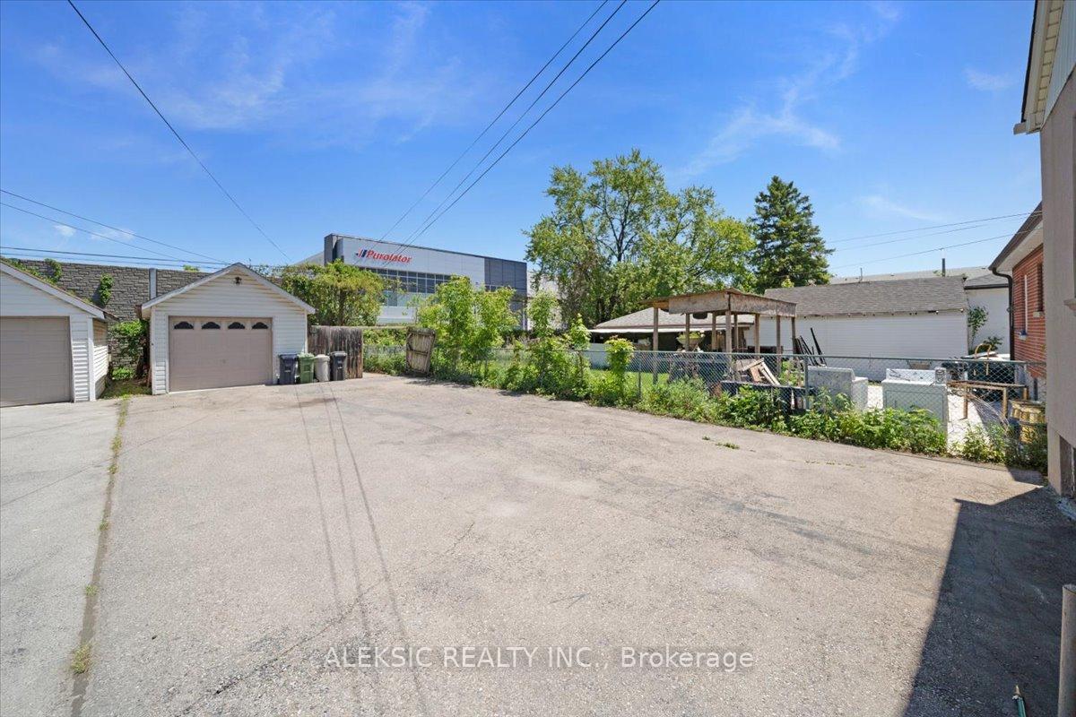 Photo 32 of 179 Thirtieth Street, Etobicoke, Alderwood — HOMEH