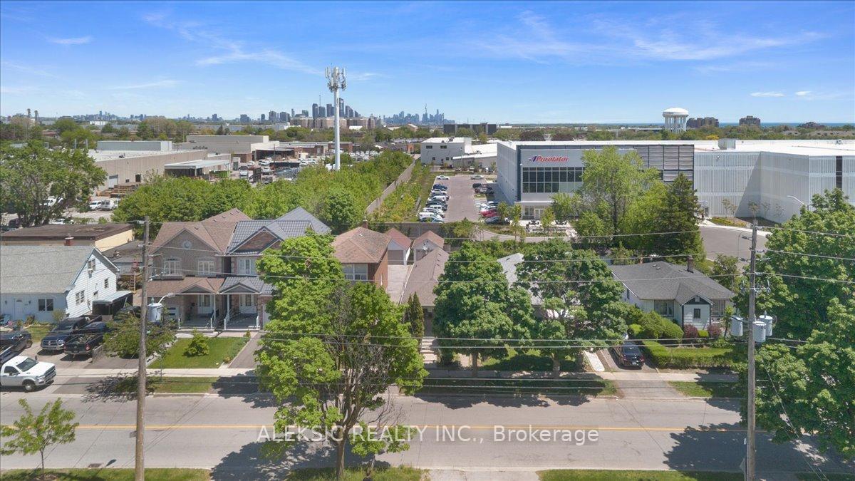 Photo 36 of 179 Thirtieth Street, Etobicoke, Alderwood — HOMEH