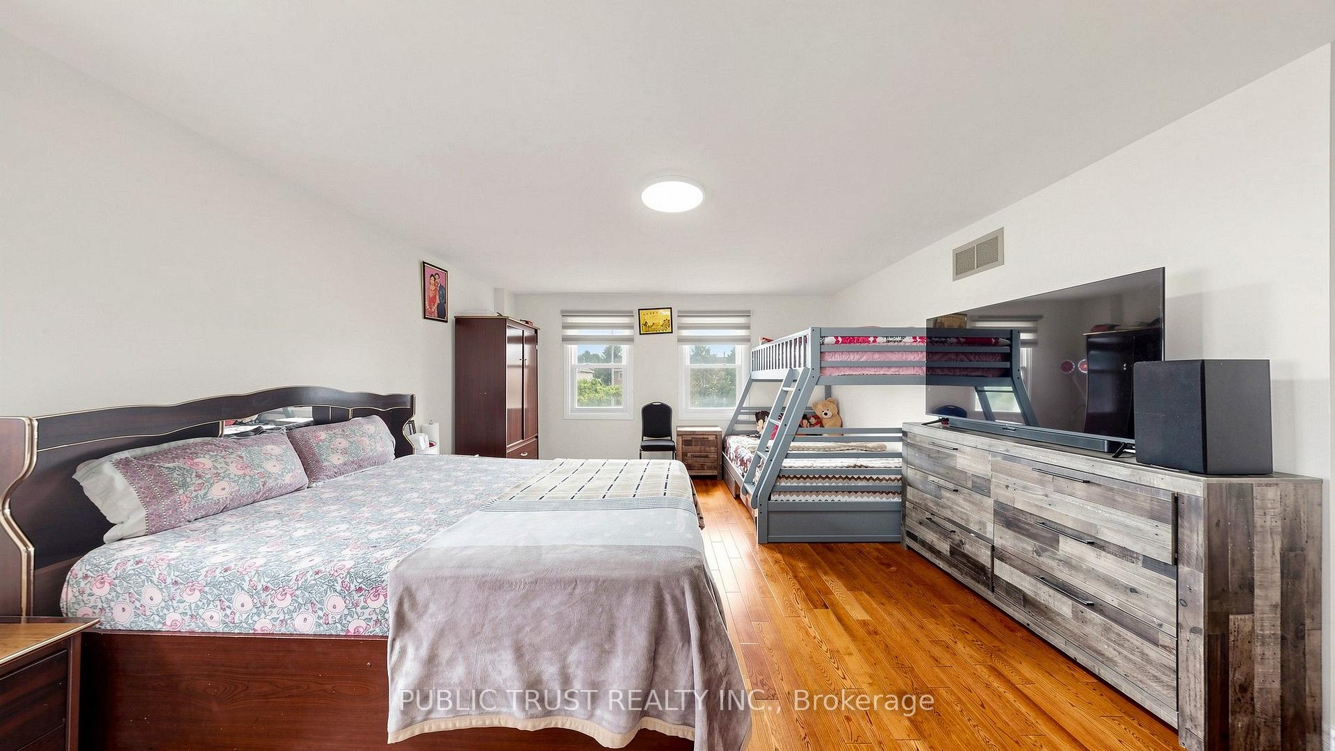 Photo 23 of 27 Mackay Street S, Brampton, Central Park — HOMEH