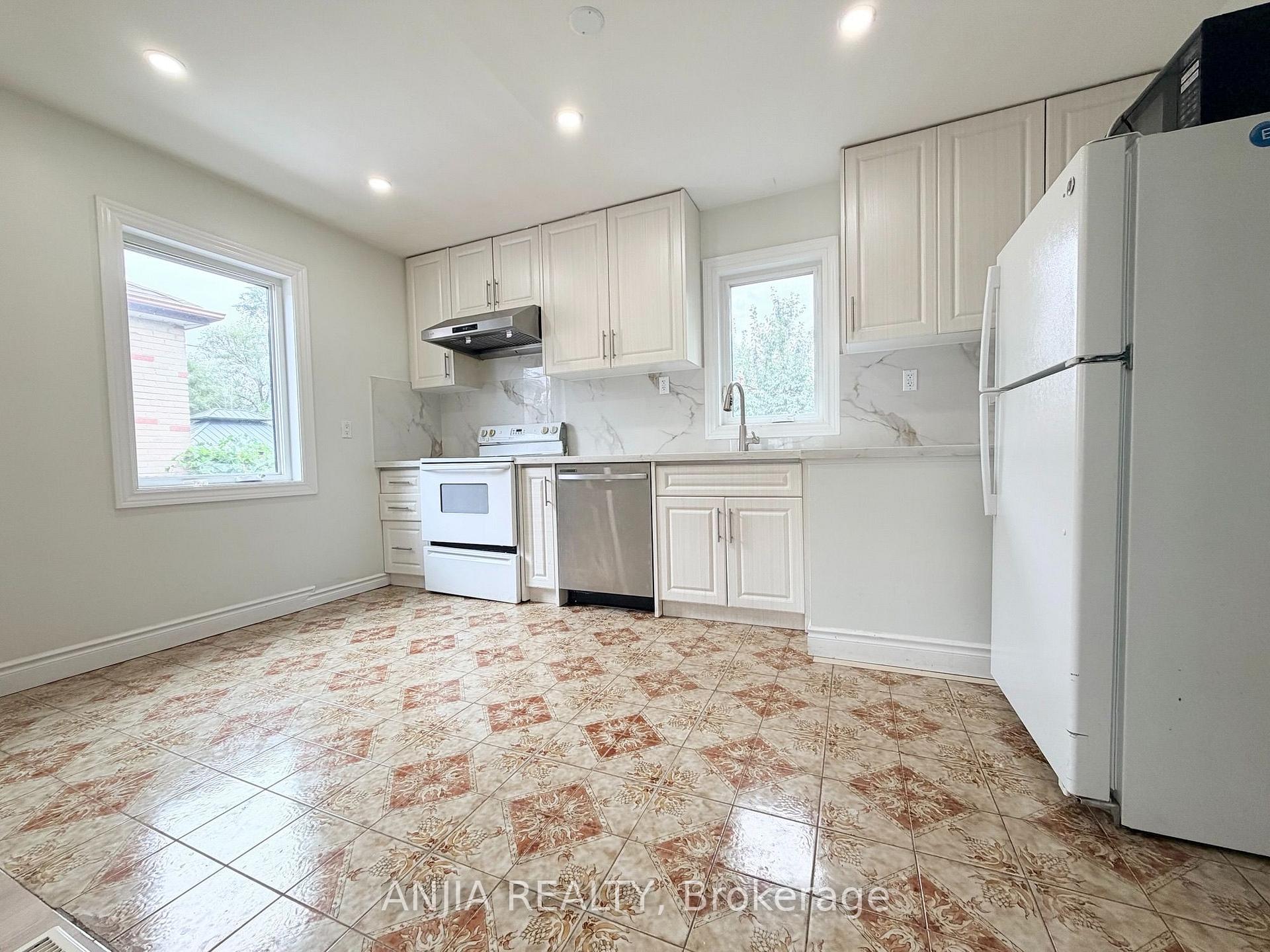 Photo 3 of 77 Nash Drive, North York, Downsview-Roding-CFB — HOMEH