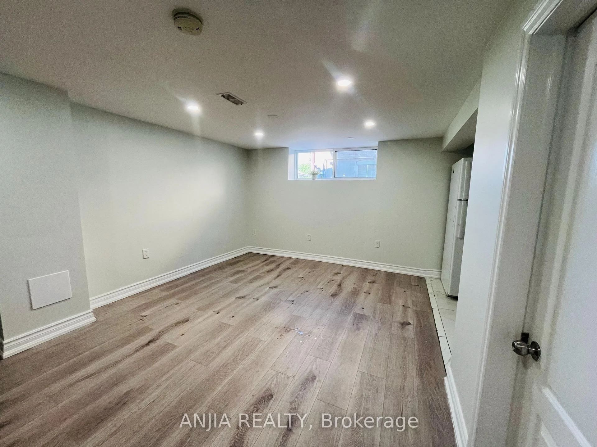 Photo 6 of 77 Nash Drive, North York, Downsview-Roding-CFB — HOMEH