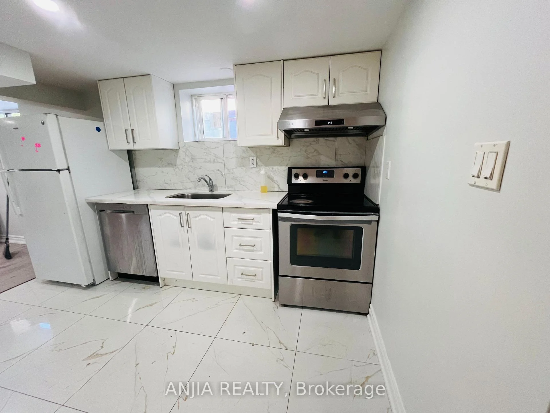 Photo 14 of 77 Nash Drive, North York, Downsview-Roding-CFB — HOMEH