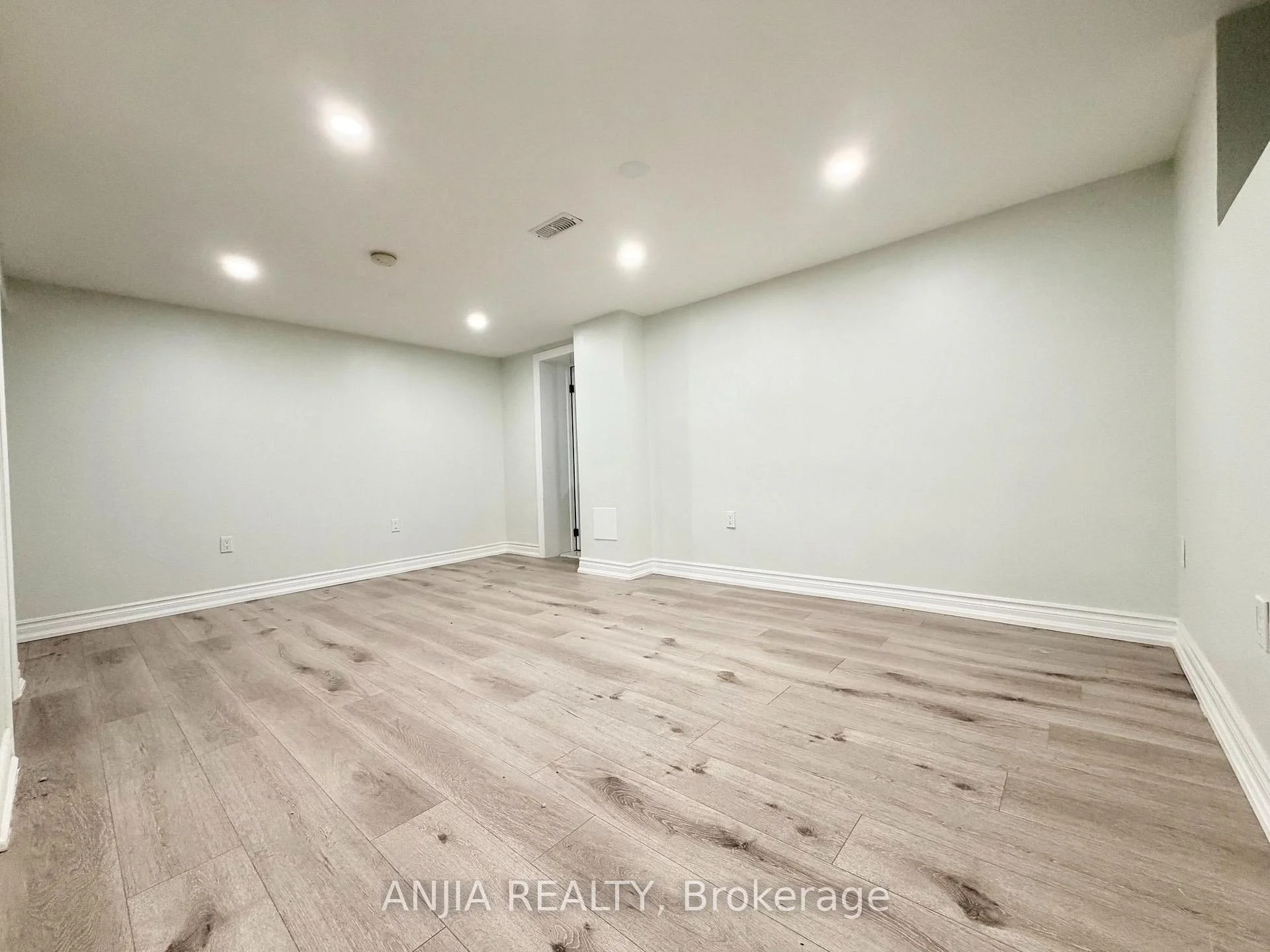 Photo 35 of 77 Nash Drive, North York, Downsview-Roding-CFB — HOMEH