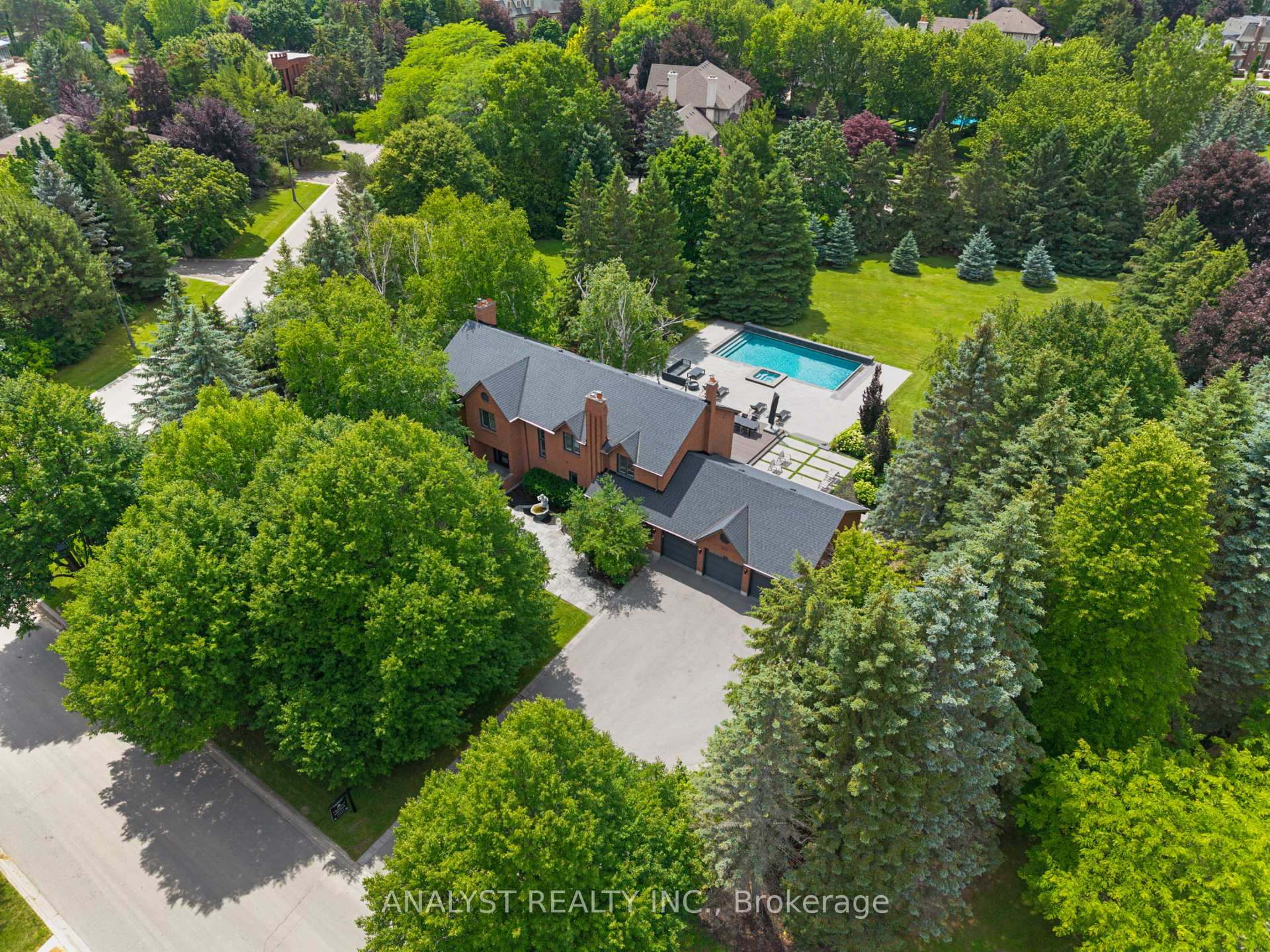 Front of 20 Fenyrose Crescent