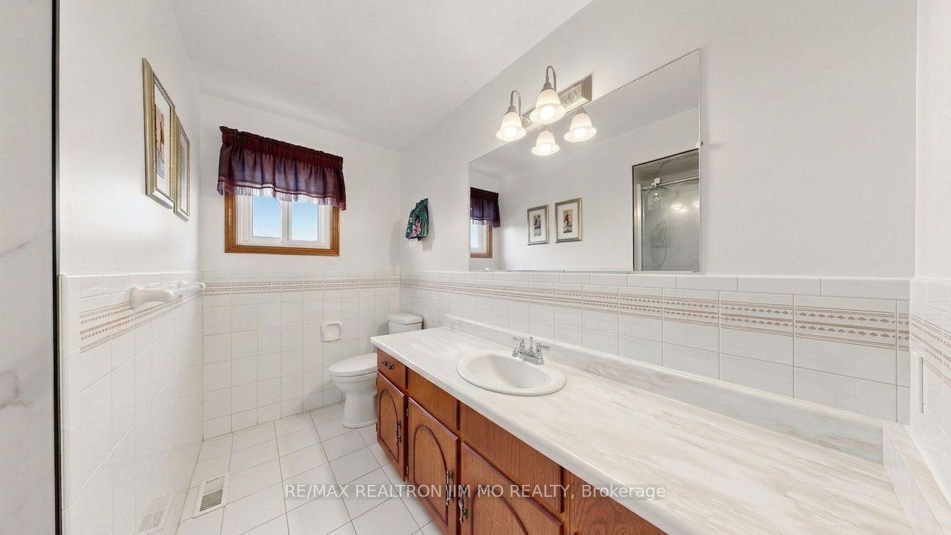 Photo 3 of 211 Risebrough Circuit, Markham, Milliken Mills West — HOMEH