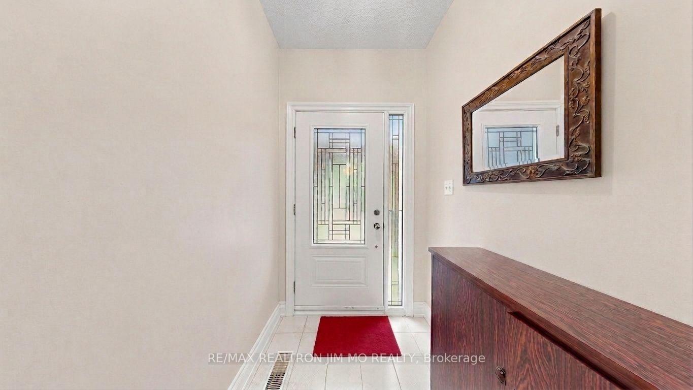 Photo 4 of 211 Risebrough Circuit, Markham, Milliken Mills West — HOMEH