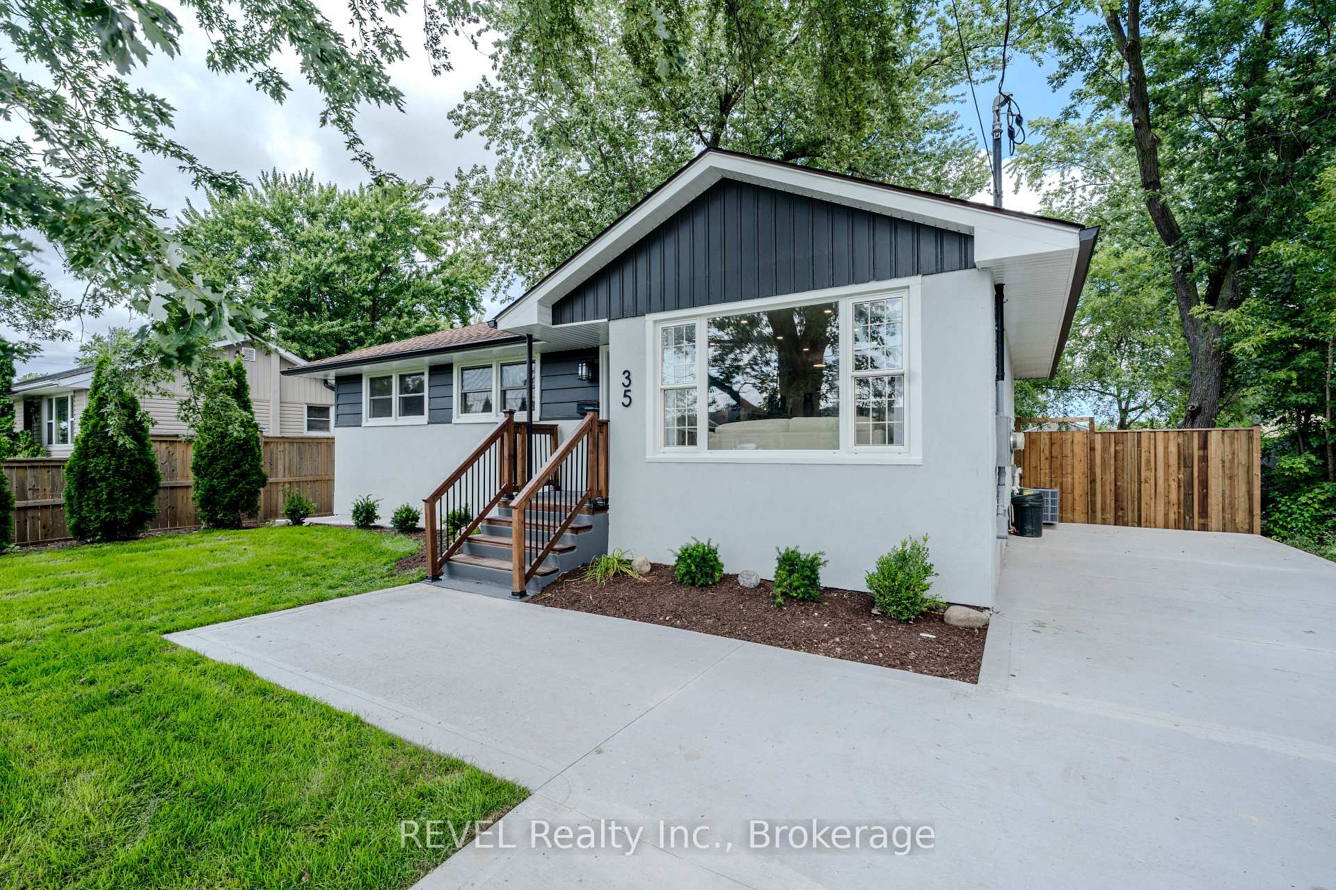 Photo 2 of 35 Burness Drive, St. Catharines, Secord Woods — HOMEH