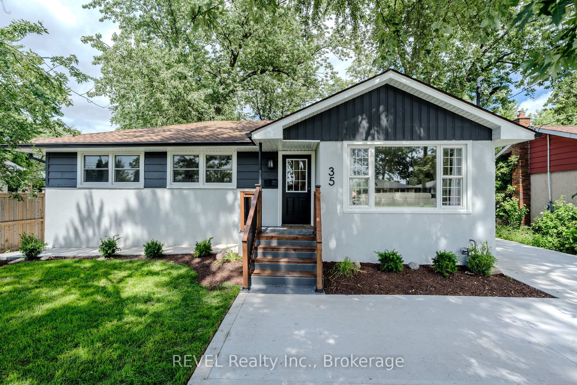 Photo 3 of 35 Burness Drive, St. Catharines, Secord Woods — HOMEH