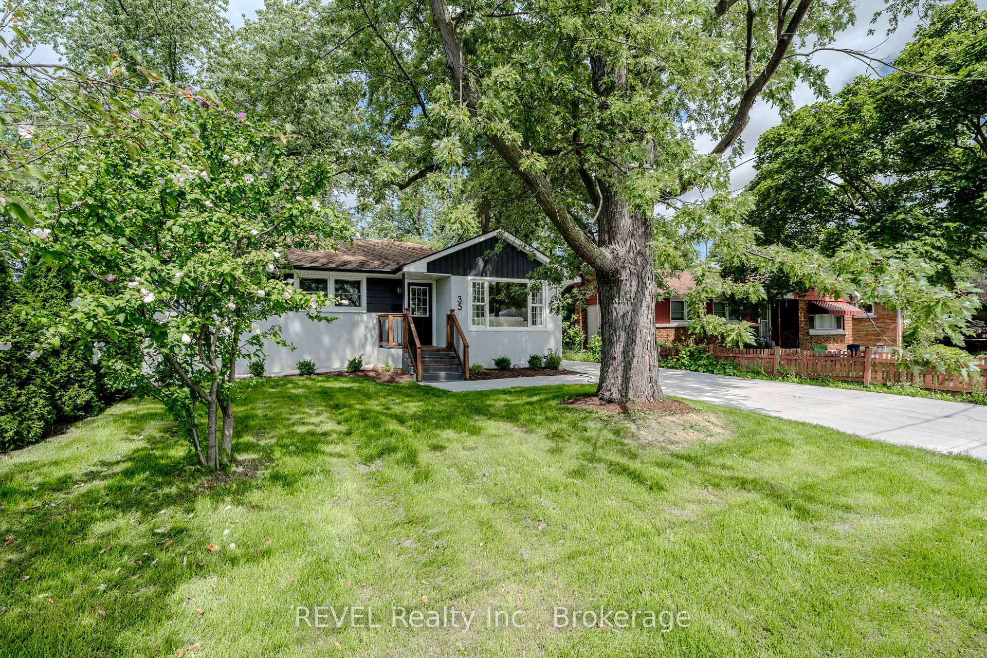 Photo 4 of 35 Burness Drive, St. Catharines, Secord Woods — HOMEH