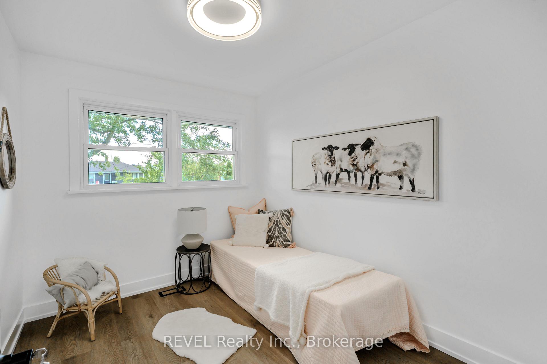 Photo 18 of 35 Burness Drive, St. Catharines, Secord Woods — HOMEH