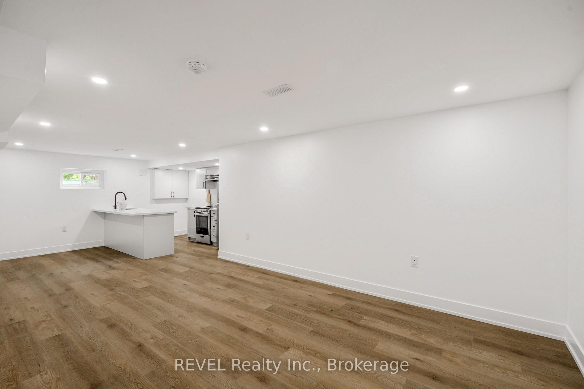 Photo 28 of 35 Burness Drive, St. Catharines, Secord Woods — HOMEH