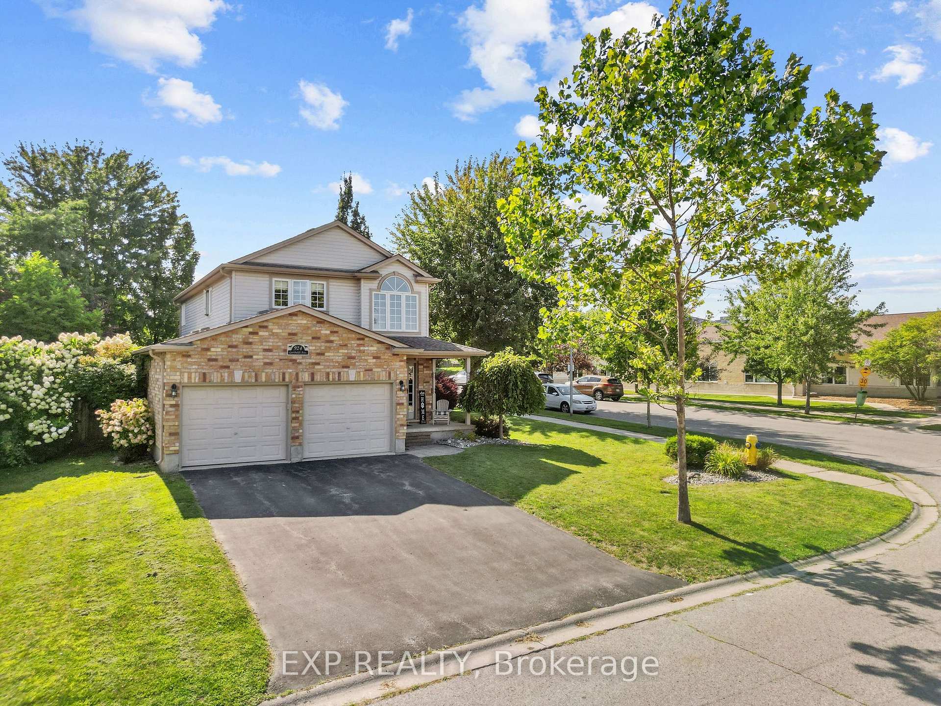 Photo 2 of 924 Garibaldi Avenue, London, North B — HOMEH