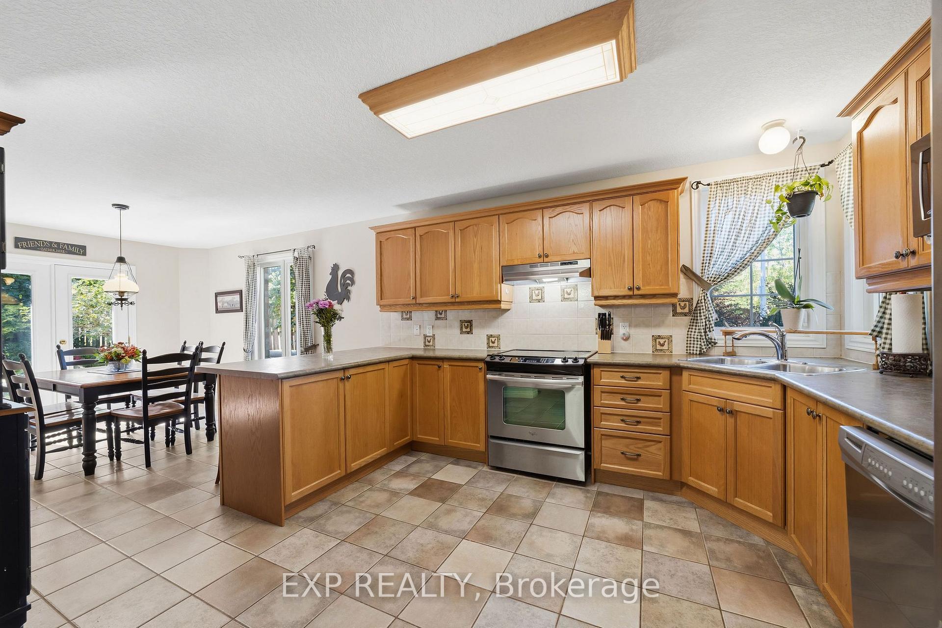 Photo 3 of 924 Garibaldi Avenue, London, North B — HOMEH
