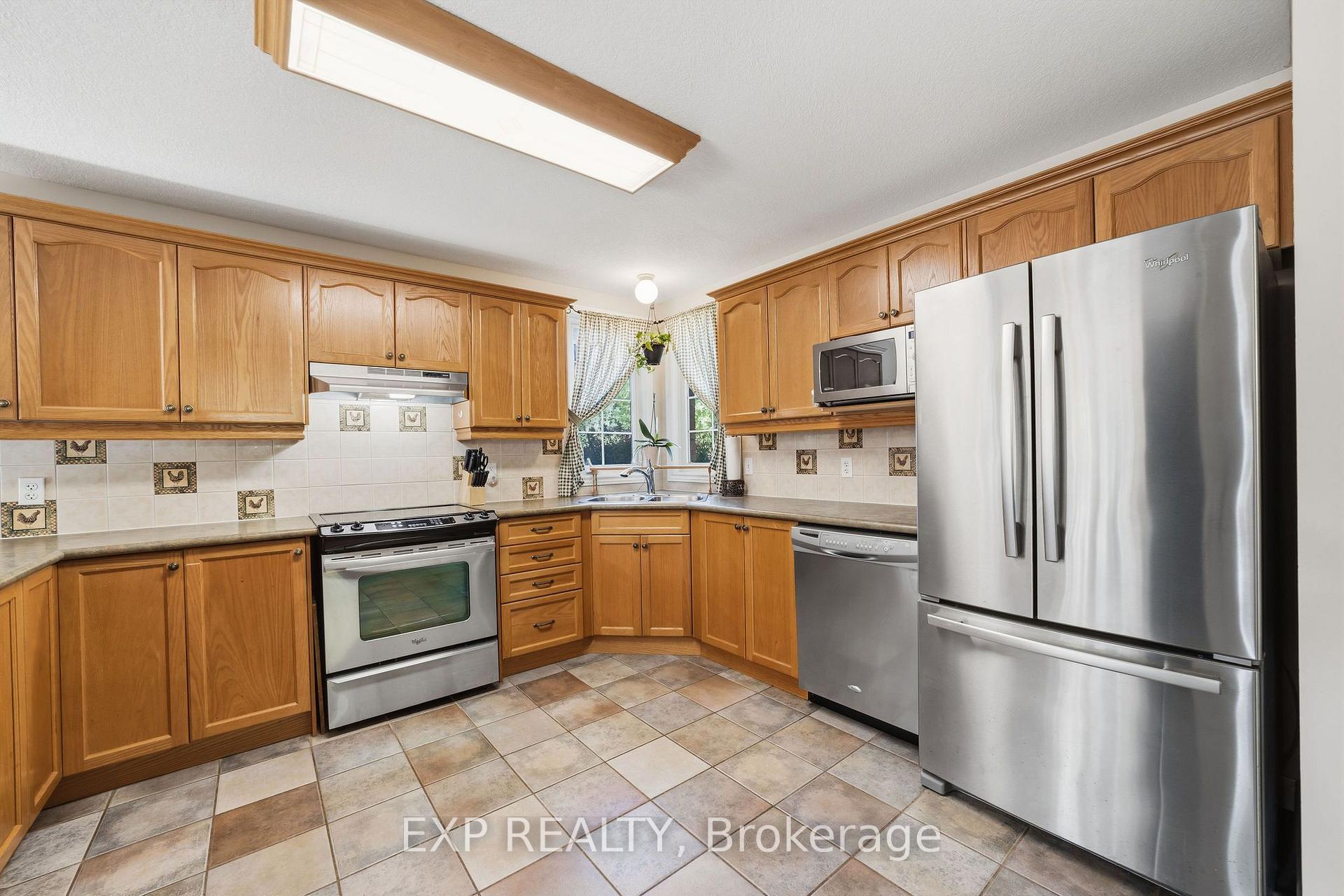 Photo 4 of 924 Garibaldi Avenue, London, North B — HOMEH