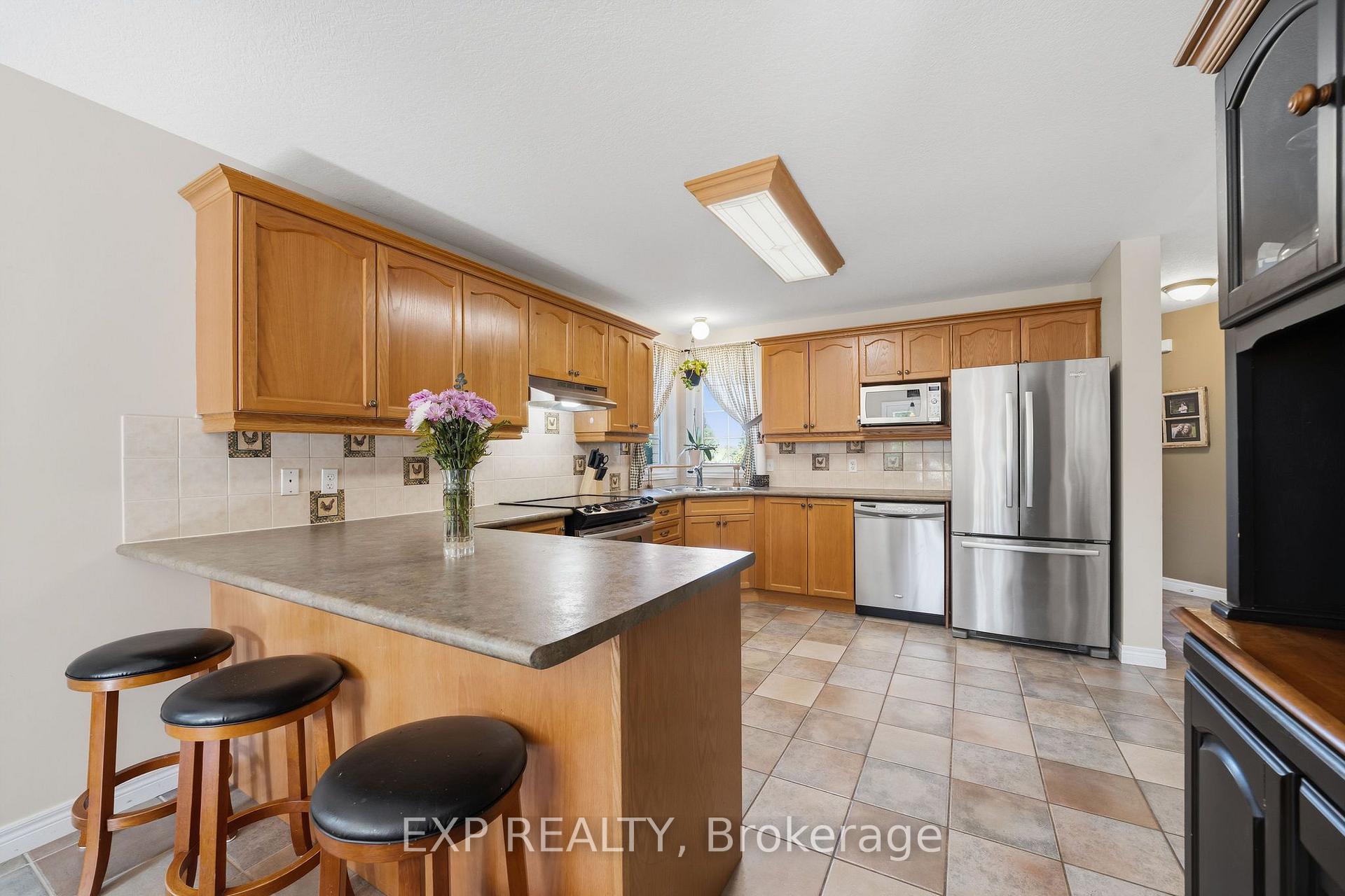 Photo 5 of 924 Garibaldi Avenue, London, North B — HOMEH