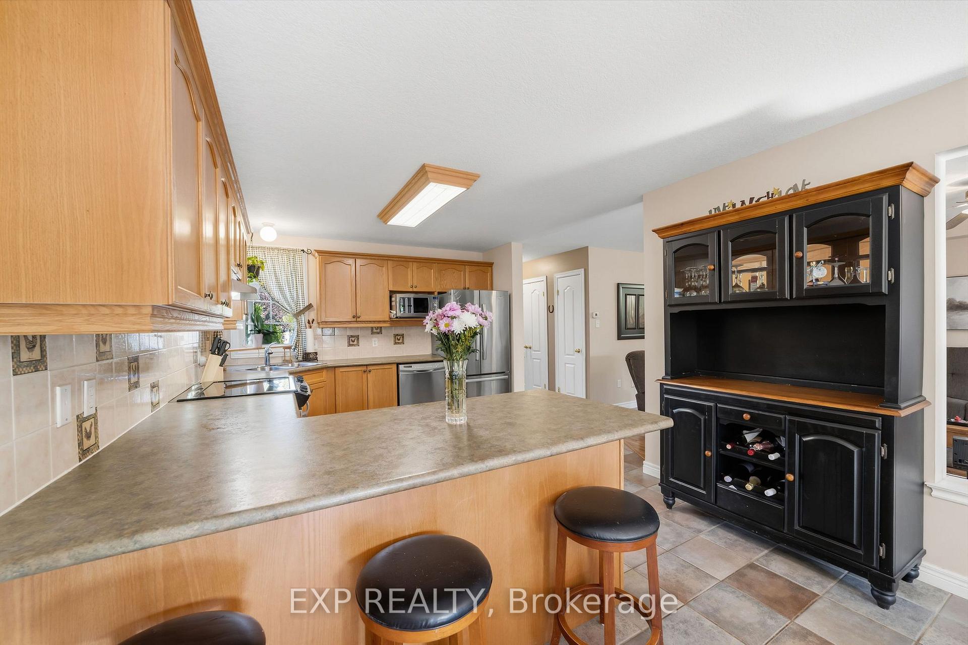 Photo 6 of 924 Garibaldi Avenue, London, North B — HOMEH