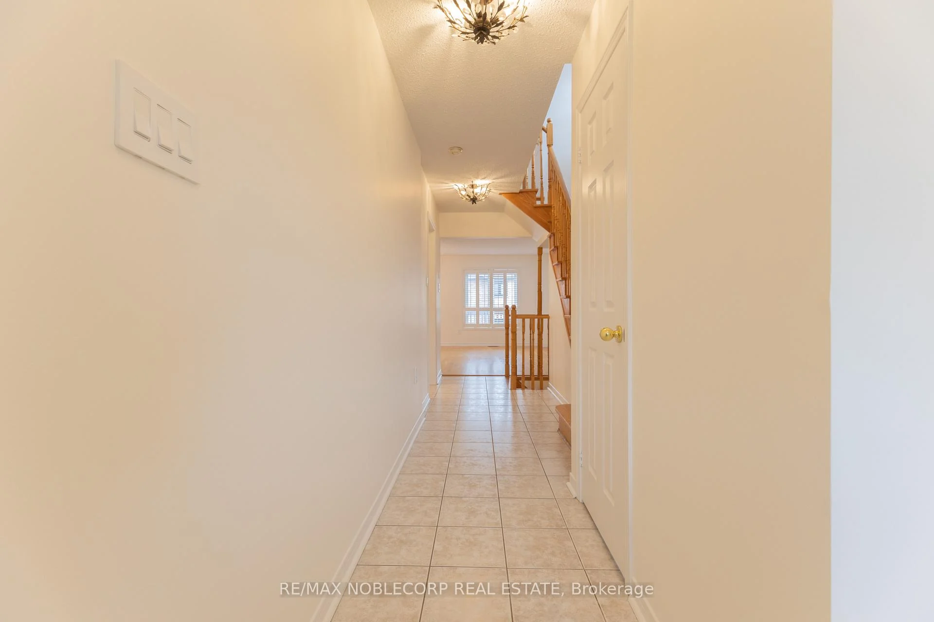 Photo 3 of 28 Opera Place, Vaughan, East Woodbridge — HOMEH