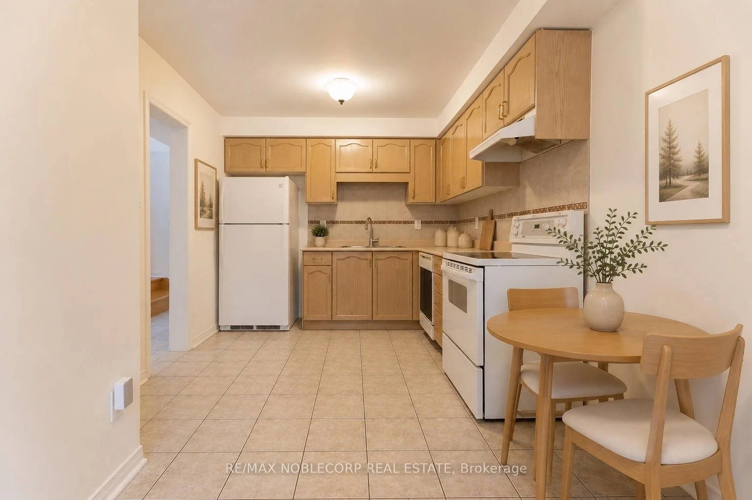 Photo 10 of 28 Opera Place, Vaughan, East Woodbridge — HOMEH