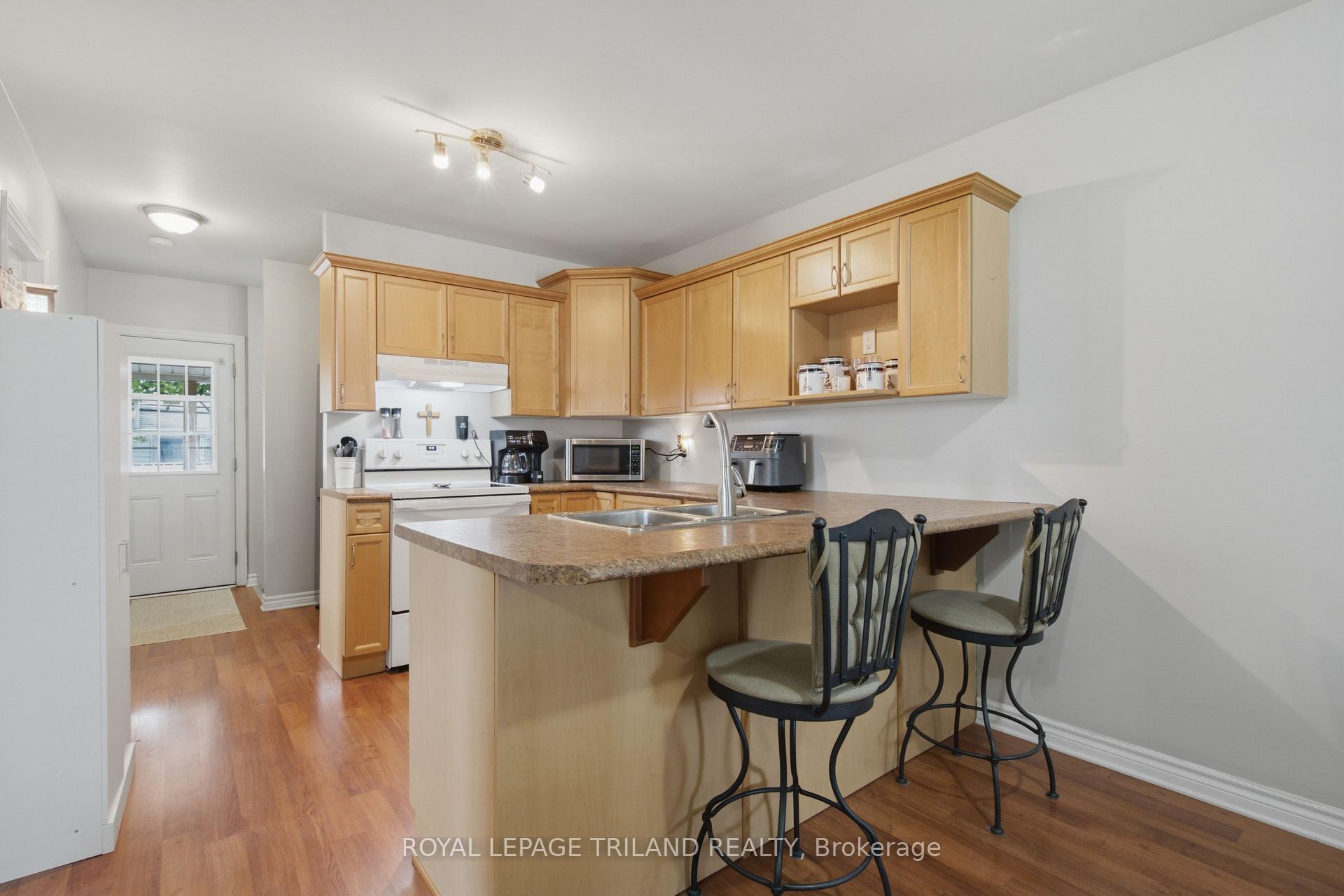 Photo 6 of 132 Oak Street, London, East M — HOMEH