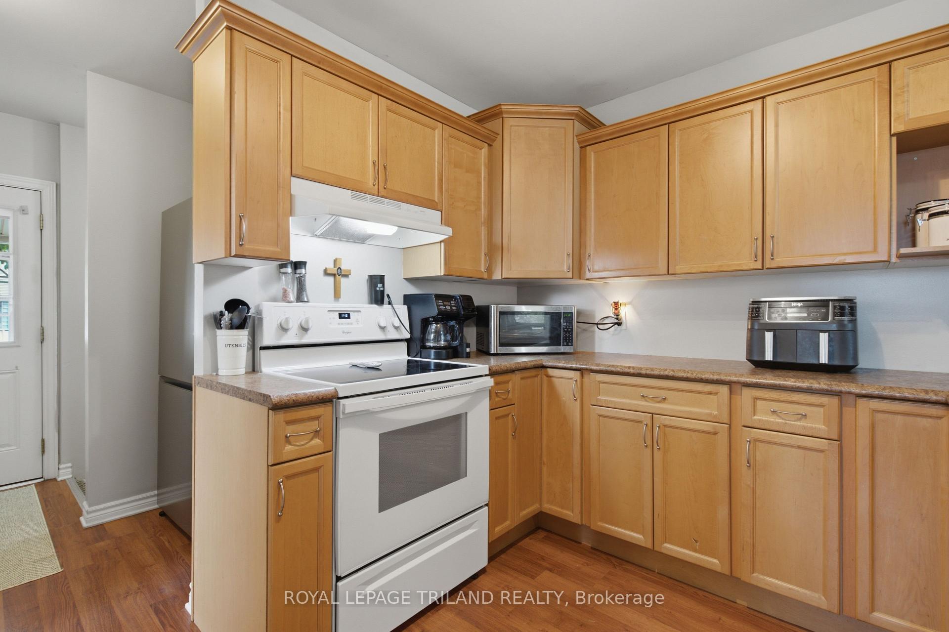 Photo 7 of 132 Oak Street, London, East M — HOMEH