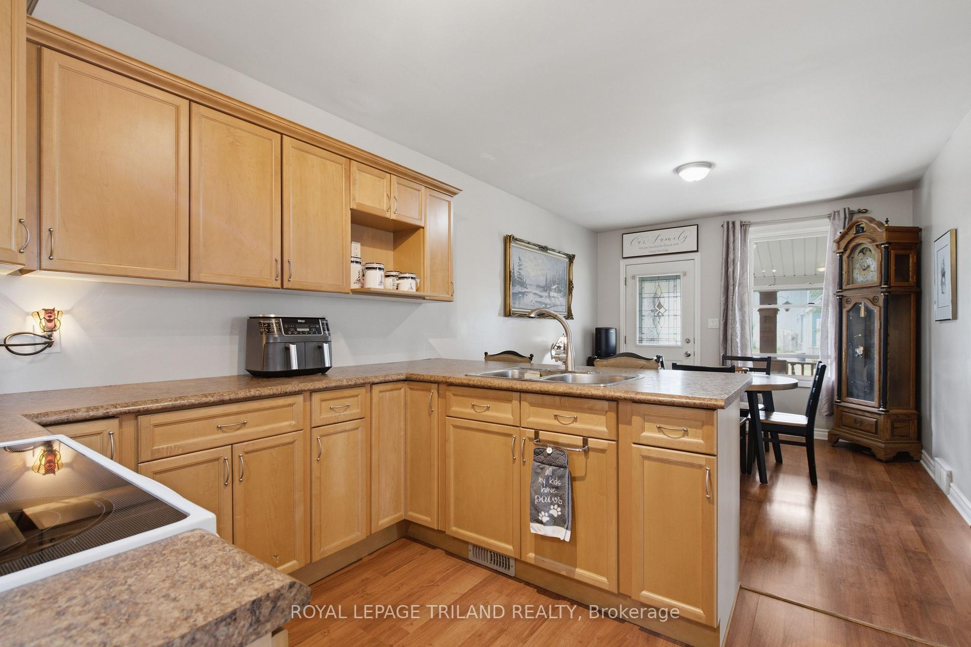 Photo 8 of 132 Oak Street, London, East M — HOMEH