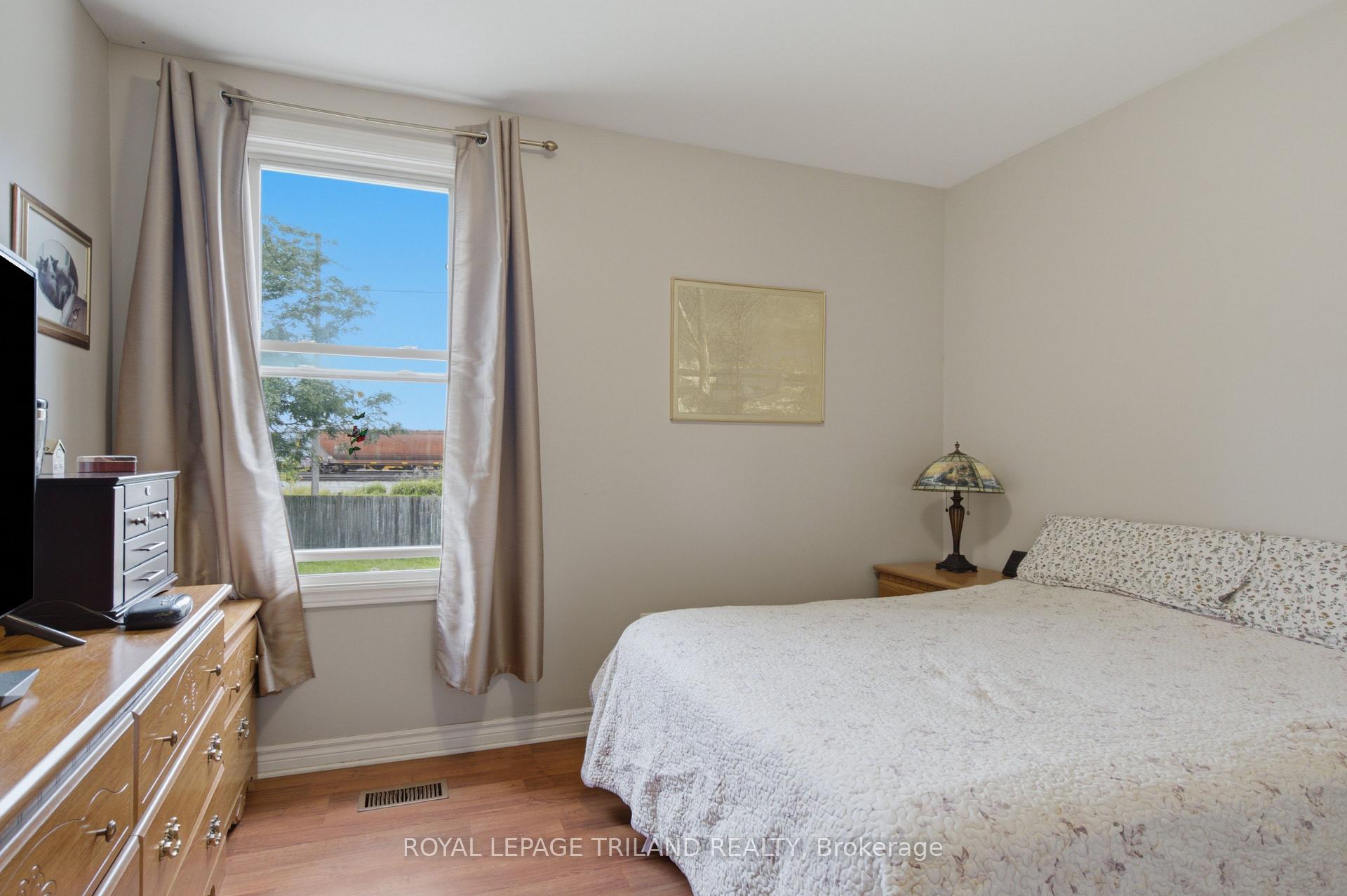 Photo 13 of 132 Oak Street, London, East M — HOMEH