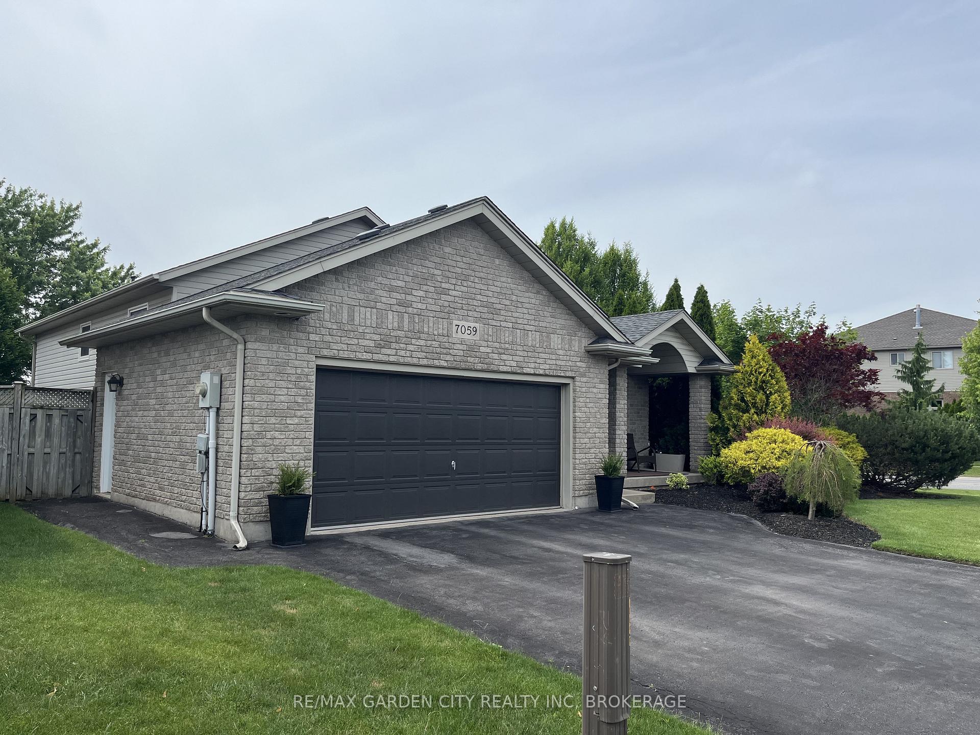 Photo 2 of 7059 Parkside Road, Niagara Falls, Forestview — HOMEH
